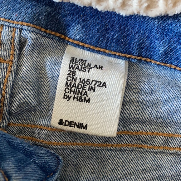 Blue wash jeans, w a unique pattern. Low cut. - Picture 6 of 6